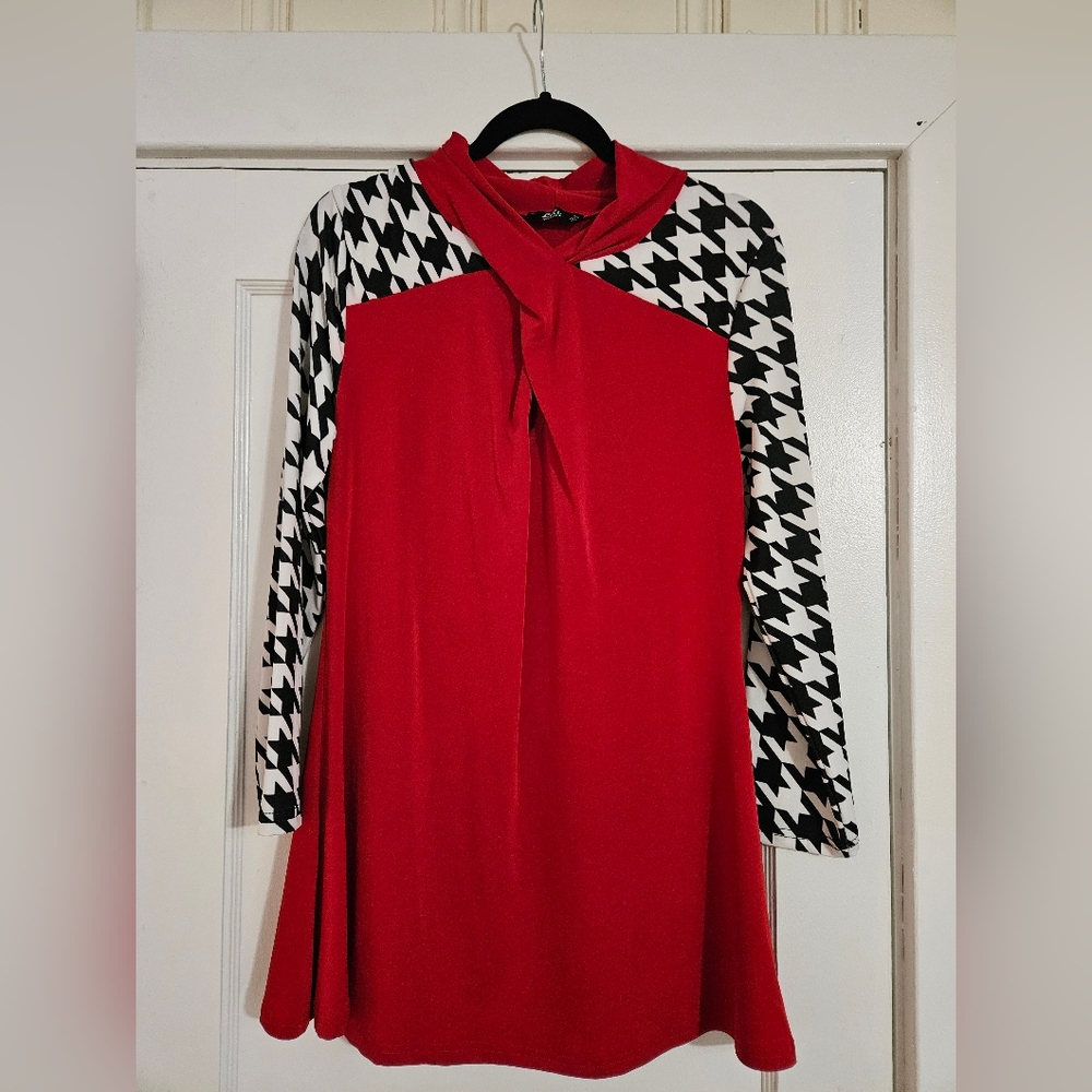 Criss Cross Blk and Red Mini Dress with keyhole front Size small